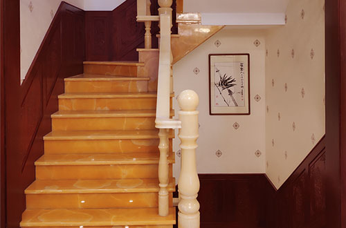 泸溪中式别墅室内汉白玉石楼梯的定制安装装饰效果